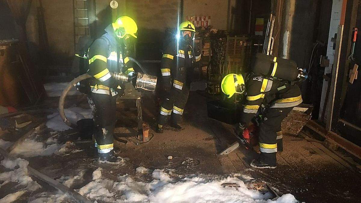 Um an die Brandstellen zu gelangen, musste der Holzboden mit Motorsägen geöffnet werden