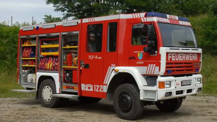 Ein rotes Feuerwehrauto