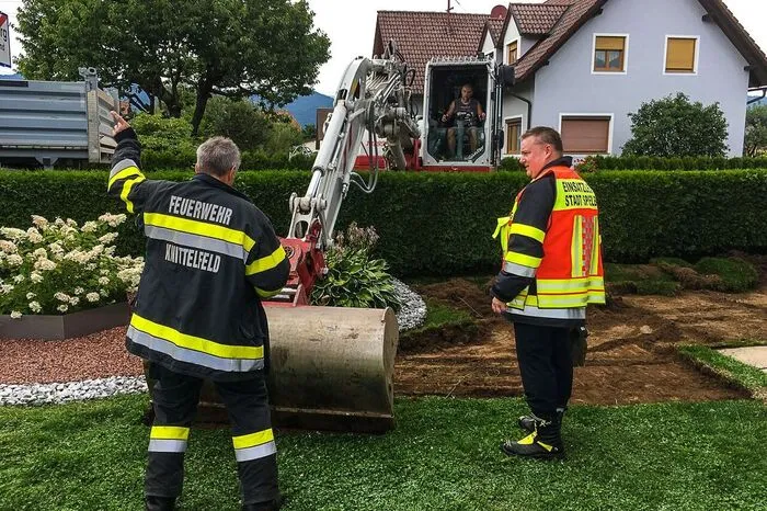 Beim Befüllen eines Öltanks entstand ein Loch im Schlauch des Lkws, das Öl verteilte sich auf den Grund, die Fassade und das Dach