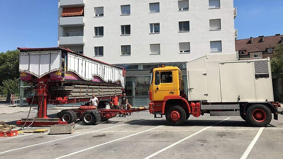 Aufbauarbeiten im Vergnügungspark