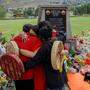 Kanadische Ureinwohner trauern um Kinder, deren sterbliche Überreste auf dem Gelände einer Schule entdeckt wurden