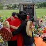 Kanadische Ureinwohner trauern um Kinder, deren sterbliche Überreste auf dem Gelände einer Schule entdeckt wurden