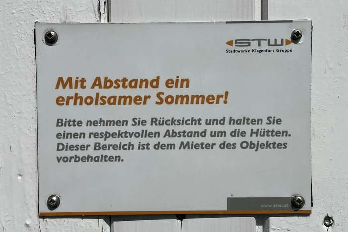 Die Plätze im Schatten vor den Hütten sind sehr begehrt. Damit es hier nicht zu unnötigen Diskussionen mit anderen Badegästen kommt, haben die Stadtwerke Klagenfurt Hinweisschilder auf den Hütten angebracht.