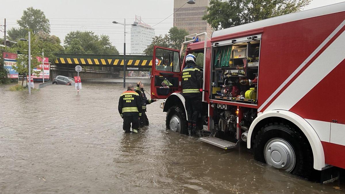 Die Berufsrettung und die Feuerwehr waren dauerhaft im Einsatz 