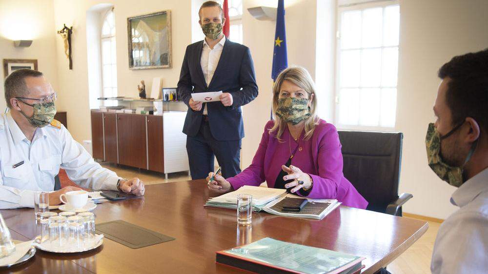 Verteidigungsministerin Klaudia Tanner (Mitte) mit Tarnmaske