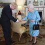 Königin Elizabeth II. empfängt Tory-Chef Boris Johnson.  