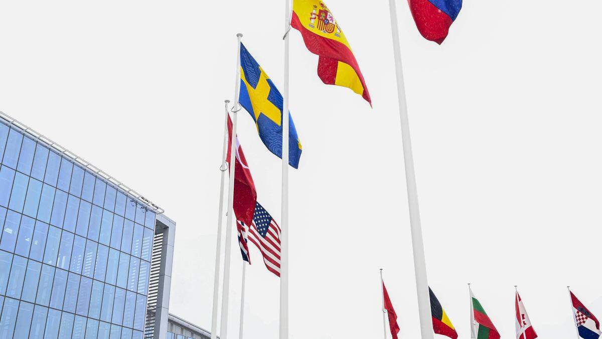 Die schwedische Flagge wurde vor dem NATO-Gebäude in Brüssel gehisst.