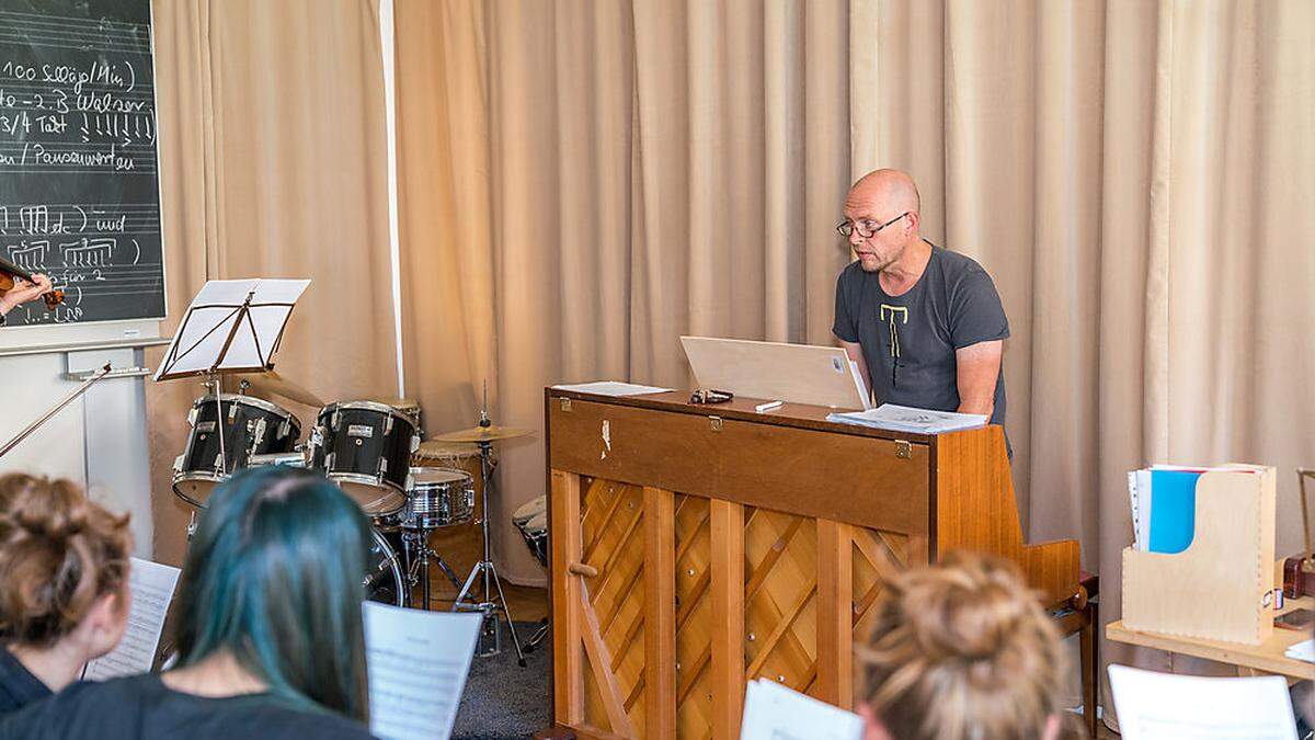 Hannes Gill, Musiklehrer an der Freien Waldorfschule Graz, beim Üben mit seinen Schülern im Gesangsunterricht