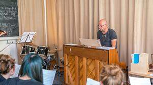 Hannes Gill, Musiklehrer an der Freien Waldorfschule Graz, beim Üben mit seinen Schülern im Gesangsunterricht