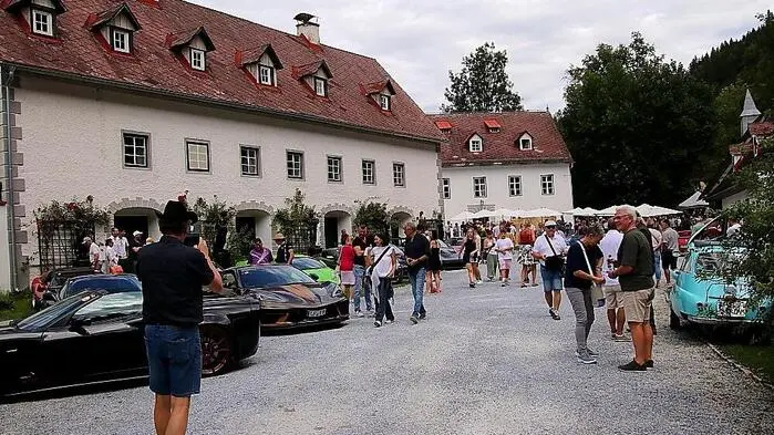 Das Gut Gallmannsegg der Familie Friedrich und Eleonora Beaufort-Spontin (Gemeinde Kainach bei Voitsberg) bot am vergangenen Samstag den prächtigen Rahmen für rund 400 Oldtimer, Sportwagen und Raritäten auf vier oder zwei Rädern, die zum siebenten „Festival Gut Gallmannsegg“ gekommen waren.