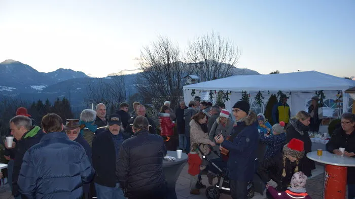 Gut besuchter Adventmarkt in traumhafter Bergkulisse