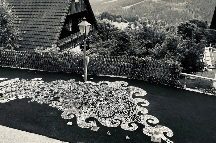 ... eine Bodenmalerei ...