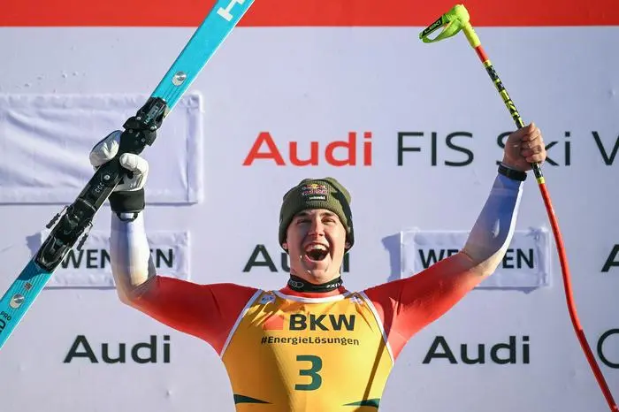 TOPSHOT - Switzerland's Franjo Von Allmen celebrates his victory on the podium after the men's Super-G event at the FIS Alpine Skiing World Cup event in Wengen on January 17, 2025. (Photo by Marco BERTORELLO / AFP)