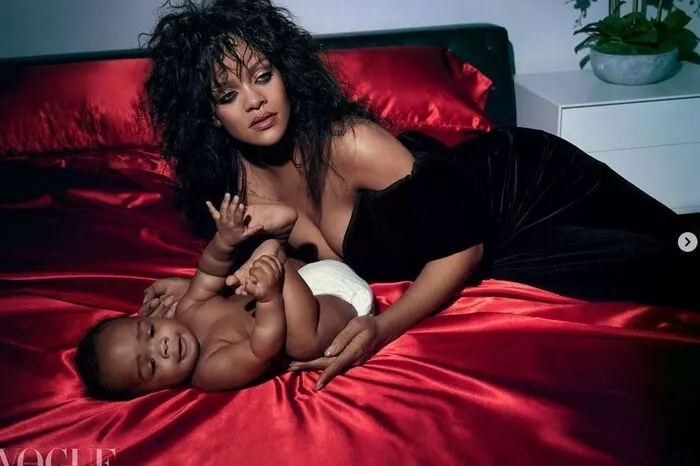 Lange war nicht klar, wie der Sohn von Sängerin Rihanna und Rapper A$AP Rocky heißt. Nun wurde das Geheimnis von der "Daily Mail" gelüftet. Der Kleine soll auf den besonderen Namen RZA Athelston Mayers hören.