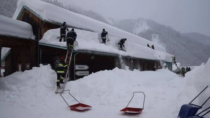 Meterhoher Schnee ließ die Freiwilligen Feuerwehren Eisenerz, Hieflau, Kirchlandl, Mooslandl und der Betriebsfeuerwehr der VA Erzberg mit insgesamt 46 Mann das Dach des JUFA-Hotels in der Eisenerzer Ramsau abschaufeln.