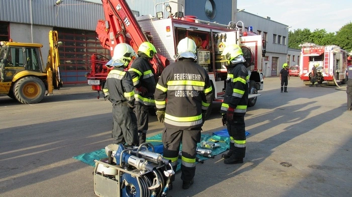 Am Montag wurden die FF Leoben-Stadt und die FF Leoben-Göss zu einem Übungs-Verkehrsunfall mit mehreren Fahrzeugen und eingeklemmten Personen zum ZBG der Stadtgemeinde Leoben gerufen.