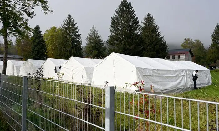 Gegen diese Zelte wird demonstriert