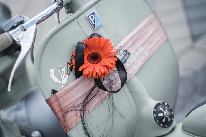 Zu seiner Beisetzung am St. Peter Stadtfriedhof kamen zahlreiche Vespa-Fans, um ihm, der unzähllige Vespa-Rennen gefahren ist, die letzte Ehre zu erweisen.