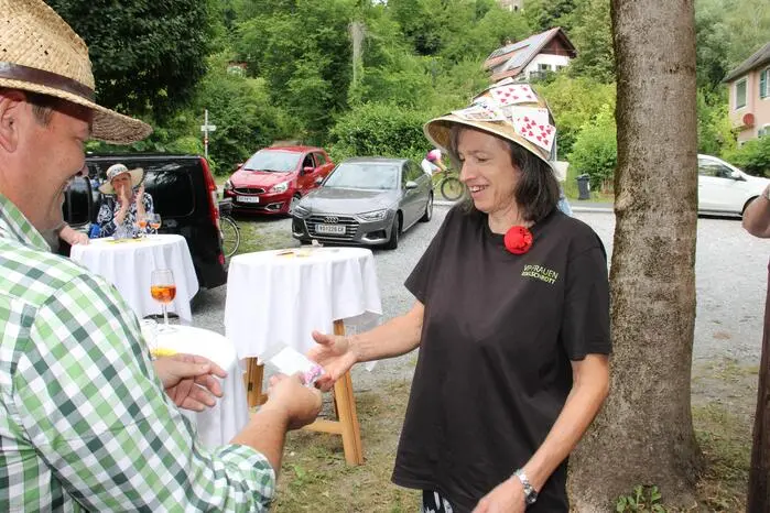 Die Künstlerinnen Monika Pölzl und Erika Pfeiffer präsentierten ihre Werke und sorgten für ein stimmungsvolles Ambiente. Mit der Prämierung der kreativsten Hüte fand der diesjährige Hutbrunch einen gemütlichen Ausklang.