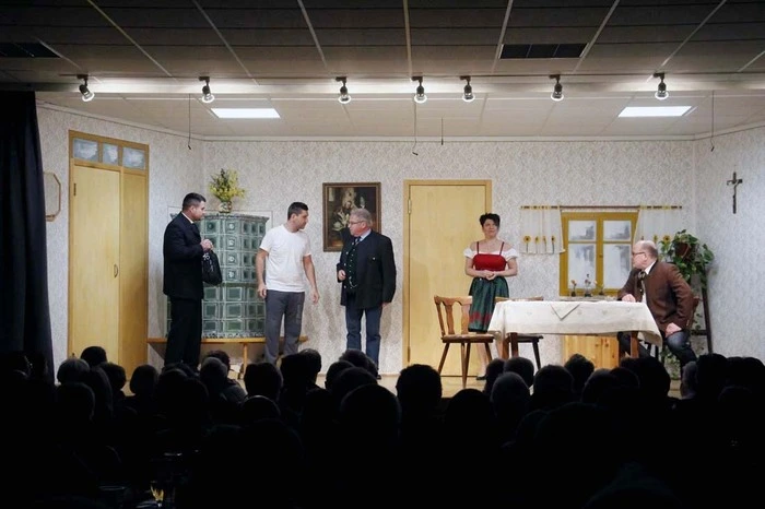 Auf der Bühne zehn Akteure, die ihren professionellen Schauspielerkollegen um nichts nachstanden.