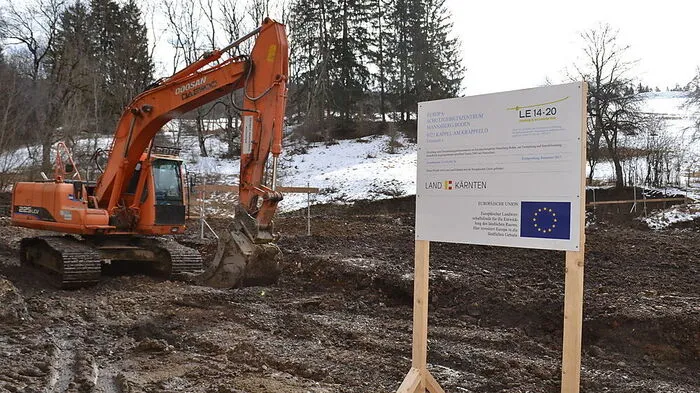 Der Bagger ist angerollt. In einem Jahr soll das Naturschutzzentrum fertig gestellt sein