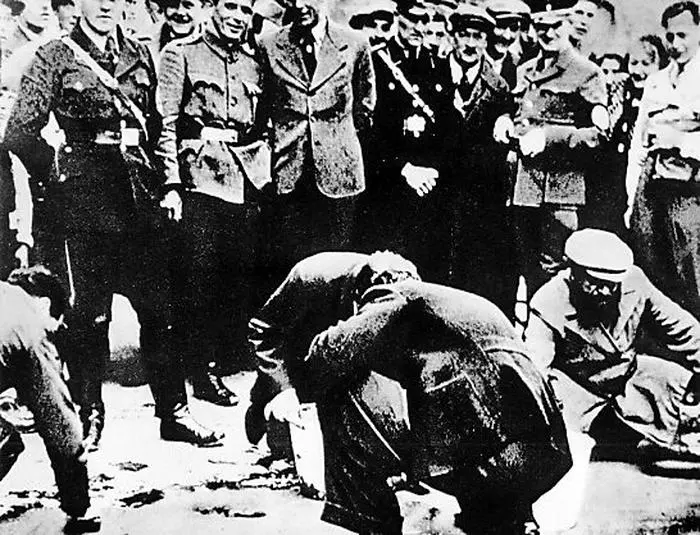 Jüdische Bürger müssen die Straße „säubern“.