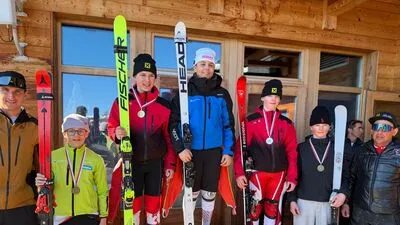 Am Thurntaler wurde in drei Disziplinen – Slalom, Riesentorlauf und Super-G – sowie in je zwei Altersklassen gefahren. Im Bild die Bestplatzierten der Altersklasse „S14 männlich“ im Super-G
