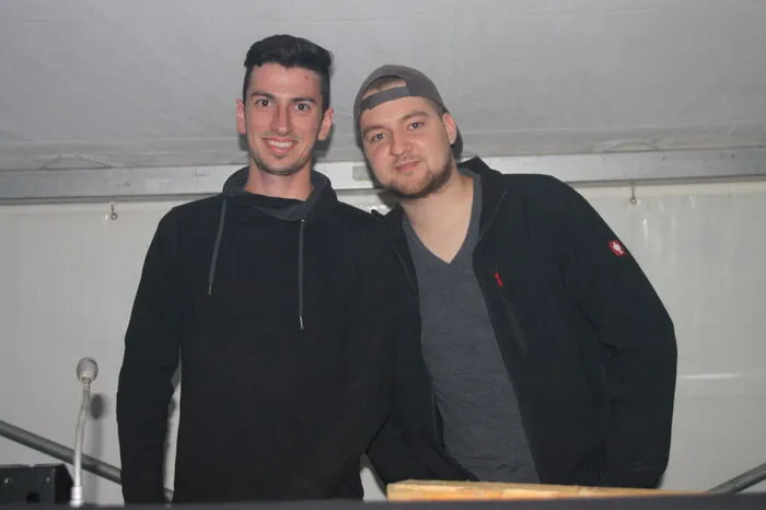 Mit Lichteffekten und hämmernden Beats sorgte DJ Thostra (r.) dafür, dass die Party bis in die Morgenstunden andauerte.