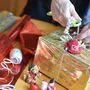 Hüsch verpackte Sachgeschenke werden unter den Baum in der Lienzer Sparkasse gelegt