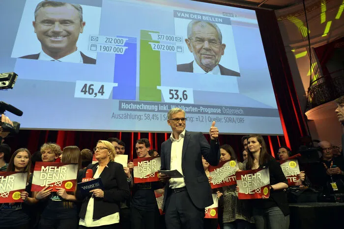 Daumen hoch von Wahlkampf-Leiter Lothar Lockl für das Ergebnis.
