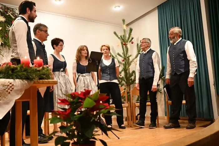 „Ensemble Mitanond“ unter der Leitung von Jakob Koppitsch.