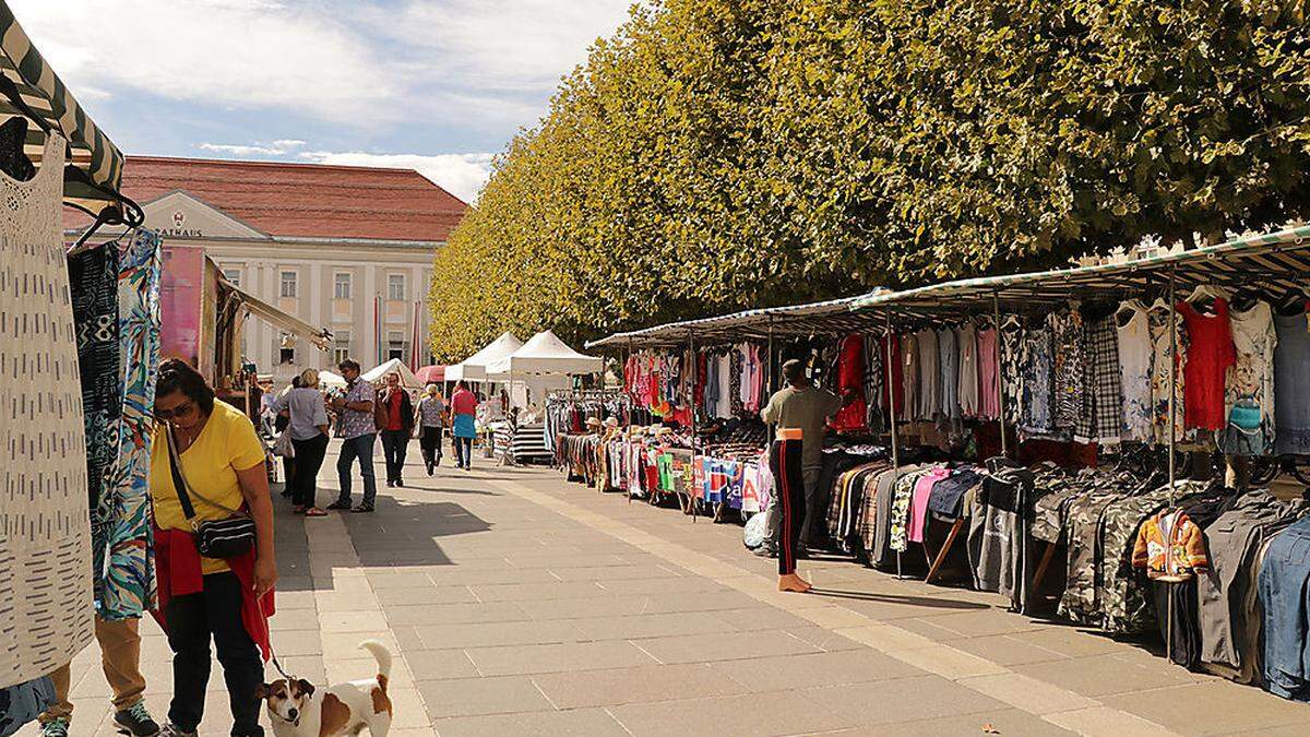 Von Kunsthandwerk bis zu Süßwaren reicht das Angebot am Krämermarkt.