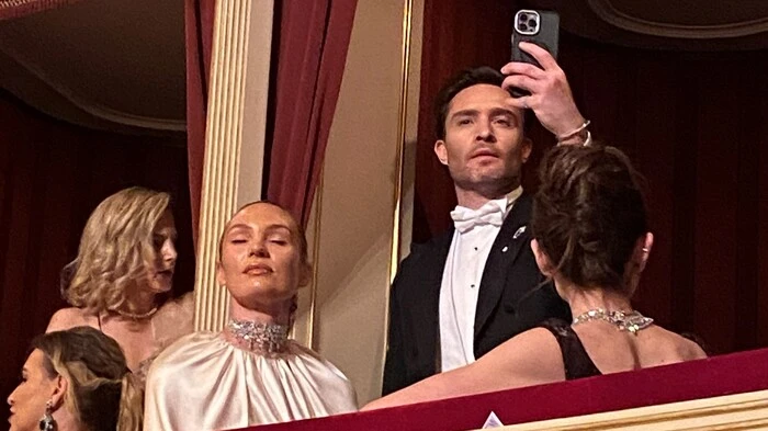 Schauspieler Ed Westwick war für viele der heimliche Liebling des Abends. Der „Gossip Girl“-Star war zu Gast in der Swarovski-Loge und freute sich auf einen Abend in der Staatsoper: „Ich erwarte mir Glamour, Kultur und wundervolle Performances“. Zudem scherzte er, dass er sich auch auf die Tanzfläche wagen wolle.