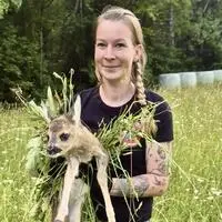 Anja Mariacher ist ehrenamtlich bei der Rehkitzrettung Osttirol und engagiert sich im Tierschutz