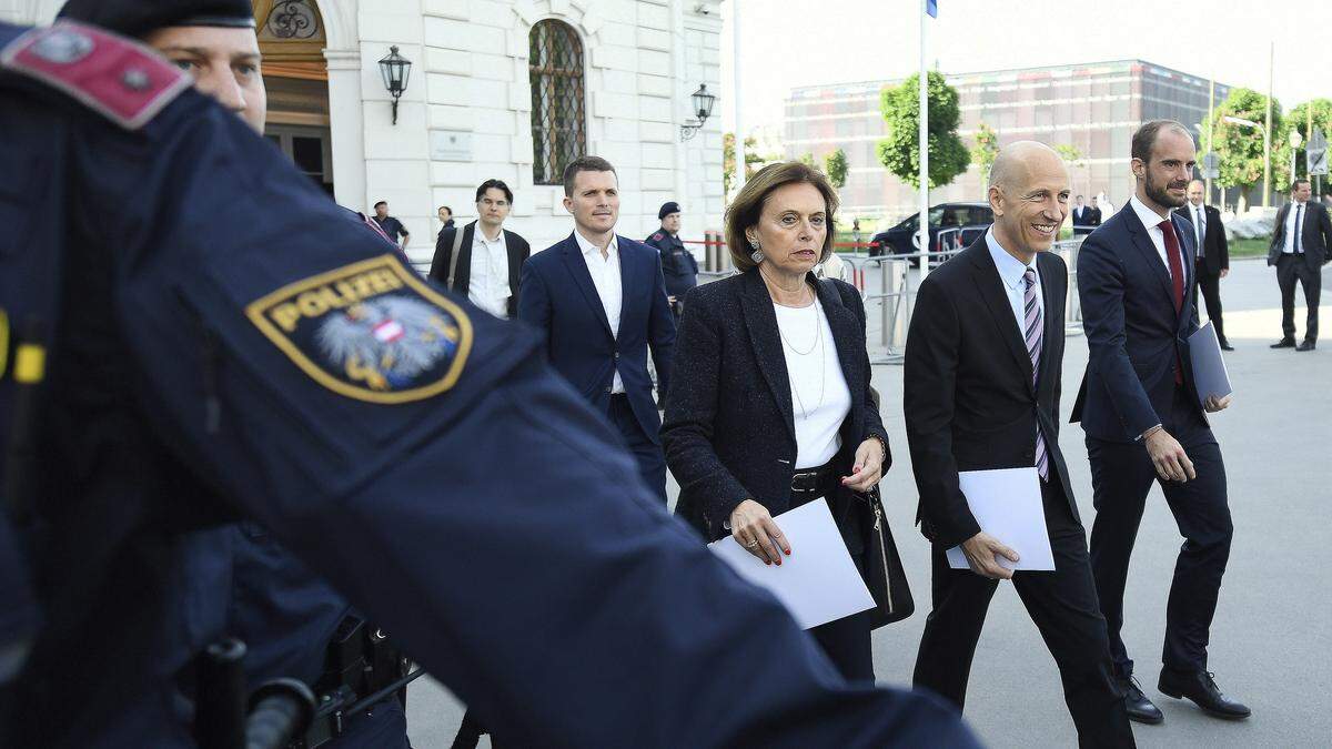 Arbeits- und Wirtschaftsminister Martin Kocher (Mitte) und die Staatssekretäre Florian Tursky und Susanne Kraus-Winkler nach der Angelobung