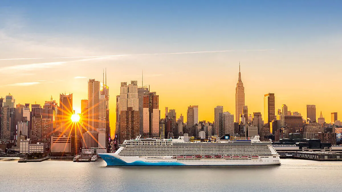 Kreuzfahrten nach New York sind ein absolutes Highlight: Vor allem der Sonnenuntergang mit Skyline ist unvergesslich