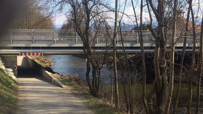 Vorbildlich: Genau so muss es sein. Eine Unterführung ist bei Hauptstraßen nahezu Pflicht. Wie bei der Pischeldorfer Straße. Bei der Rosentaler Straße fehlt sie leider.