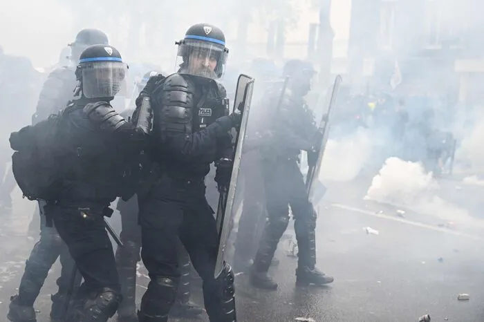Die letzten landesweiten Proteste gegen die Pensionsreform hatte es vor zwei Wochen gegeben, nachdem Macron die Anhebung des Antrittsalters von 62 auf 64 Jahre in Kraft gesetzt hatte.