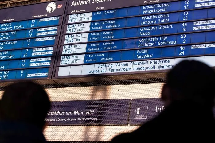 Viele Passagiere saßen an den Bahnhöfen fest.
