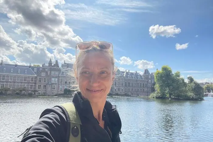Nach Den Haag reiste Landesrätin Juliane Bogner-Strauß - im Hintergrund das niederländische Parlament.