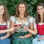 Die neue Weinkönigin Katrin Dokter (Mitte) sowie die Weinhoheiten Lisa Müller und Beatrix Luttenberger werden morgen gekrönt