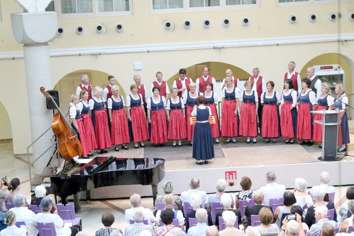 ... und der Chor „ars musica“ Althofen (Dagmar Sucher) teilnahmen. 