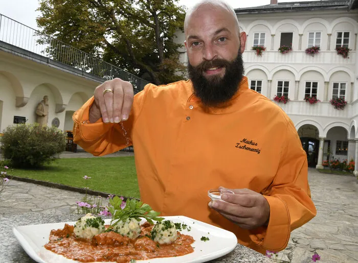 Küchenchef Markus Tschermernig kochte für die Leser der Kleinen Zeitung Eierschwammerlgulasch mit Klosterknödel