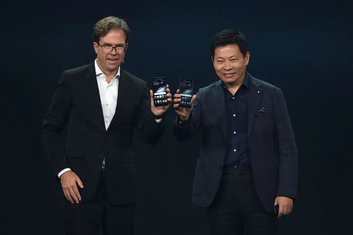 Richard Yu mit Jan Becker, COO bei Porsche Design