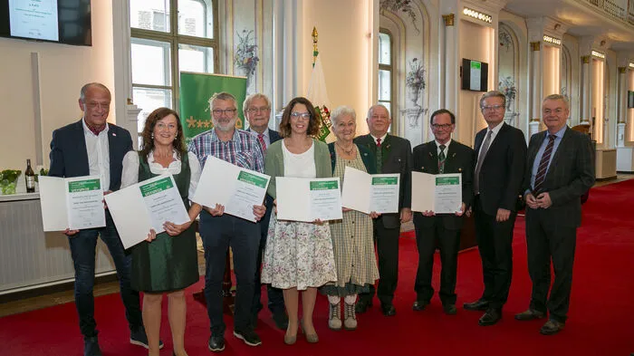 Gruppenbild der Geehrten für ihre Verdienste.
