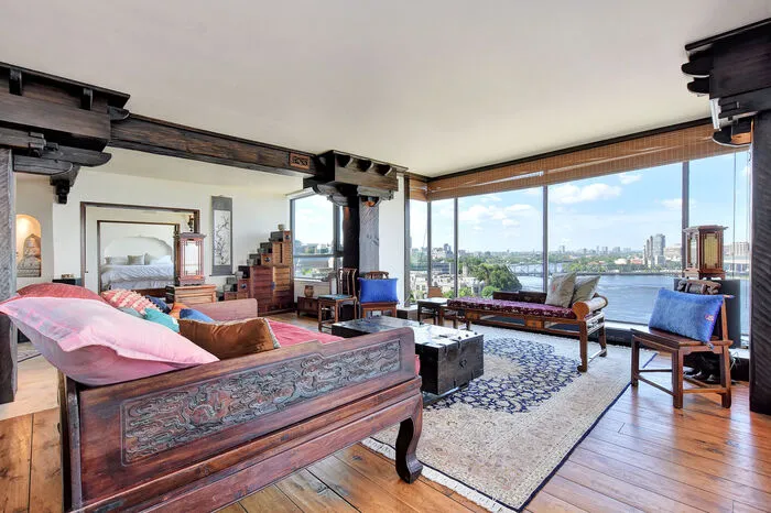 Zwei Zimmer und zwei Badezimmer verteilen sich auf etwa 172 Quadratmetern Wohnfläche. Panoramafenster bieten den Blick über den Fluss Ottawa, dieGatineau-Hügel und die Parlamentsgebäude.