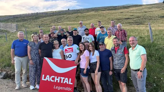 Franz Gallers Pensionsantritt wurde mit dem Lachtal-Team gefeiert. Das Foto zeigt den Jubilar in der Mitte mit Eigentümern, Geschäftsführung und Team
