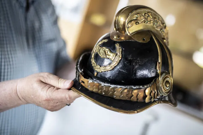 Diesen aufwendig gearbeiteten Helm aus dem Jahr 1908 hat einst ein Kommandant getragen.