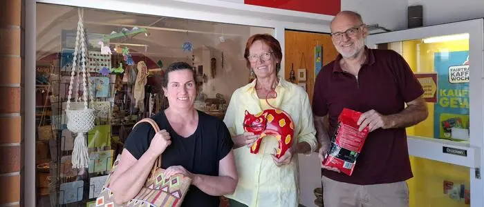 Der Weltladen in Anger feiert 25-jähriges Jubiläum. Auf dem Bild zu sehen die ehrenamtlichen Mitarbeitenden Walburga Schwarz und Elfriede Selvička sowie Obmann Ewald Selvička.