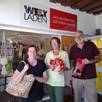 Der Weltladen in Anger feiert 25-jähriges Jubiläum. Auf dem Bild zu sehen die ehrenamtlichen Mitarbeitenden Walburga Schwarz und Elfriede Selvička sowie Obmann Ewald Selvička.